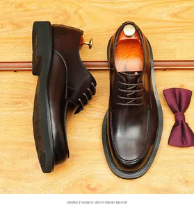 Nahaufnahme von braunen Derby-Schuhen aus echtem Leder mit Schuhspannern auf Holz