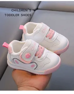 Atmungsaktive rosa-weiße Lauflernschuhe mit weicher Sohle und bequemem Klettverschluss
