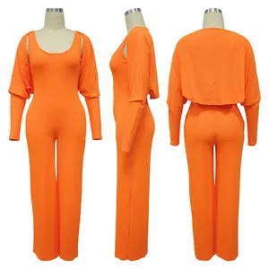 Detailansichten des orangefarbenen, gerippten Jumpsuit-Sets mit Langarm-Umhang