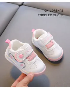 Detailansicht atmungsaktiver weiß-rosa Lauflernschuhe mit weicher rutschfester Sohle