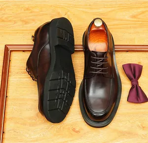 Klassische dunkelbraune Derby-Schuhe aus echtem Leder mit Detailansicht von Obermaterial und Sohle