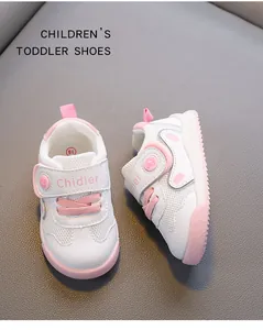 Detailansicht weiß-pinke Kleinkinderschuhe mit Mesh und praktischem Klettverschluss