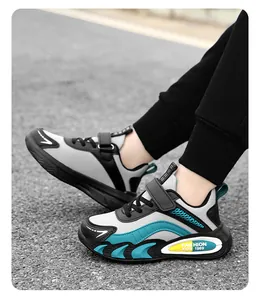 Detailansicht der stylischen grauen und blaugrünen Jungen-Sportschuhe für Kinder.