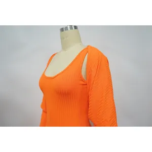 Detailansicht des leuchtend orangefarbenen Rippstrick-Bodysuits mit langem Achselzucken.