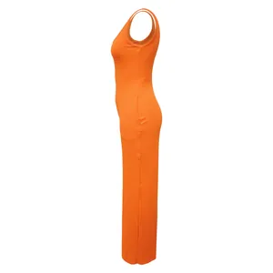 Detailreiche Seitenansicht eines orangefarbenen ärmellosen Overalls aus Rippstrick