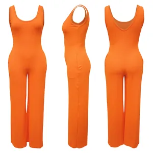 Detailansicht eines orangefarbenen, ärmellosen Overalls mit Rippenmuster und weitem Bein