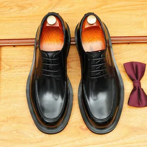 Elegante schwarze Derby-Schuhe aus Leder für Herren, formeller Business-Stil, rund.