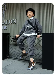 Professionelle Detailaufnahme von stylischen schwarzen Jungen-Laufschuhen mit Farbakzenten