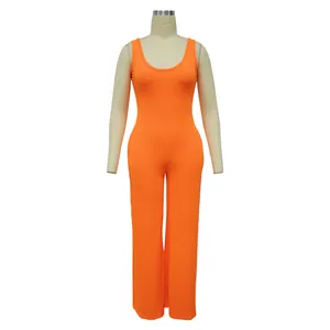 Vorderansicht eines leuchtend orangefarbenen, gerippten ärmellosen Overalls für Damen
