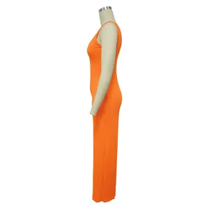 Detaillierte Seitenansicht eines leuchtend orangefarbenen, ärmellosen Jumpsuits aus Rippenstrick