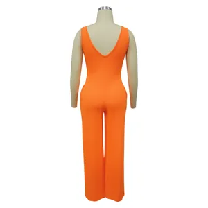 Detaillierte Rückansicht eines orangefarbenen, hochelastischen ärmellosen Jumpsuits für Damen.