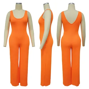 Vorder- Seiten- und Rückansicht des orangefarbenen ärmellosen Rippstrick-Jumpsuits