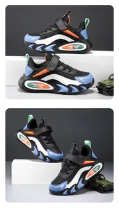 Detailansicht robuster Jungen-Sportschuhe mit modischen Farbakzenten und Spielzeugstütze