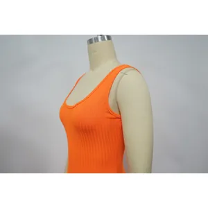 Detailansicht des leuchtend orangefarbenen elastischen Rippstrick-Bodys auf einer Schaufensterpuppe