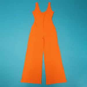 Leuchtend oranger, gerippter, ärmelloser Jumpsuit mit weit am Bein, flach liegend