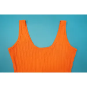 Detailansicht des lebhaften orangefarbenen Rippenstoffes mit hohem Stretchanteil