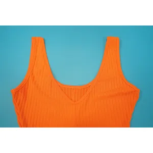 Nahaufnahme des orangefarbenen Rippstoffs mit U-Ausschnitt-Detail eines Bodysuits.