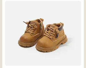 Vue détaillée de bottines Martin pour tout-petits avec semelles antidérapantes et fermeture éclair