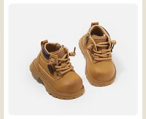 Gros plan de bottines Martin marron pour tout-petit avec semelles antidérapantes et zips