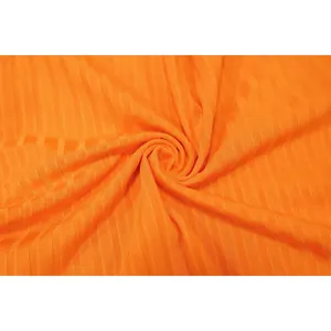 Detailansicht der leuchtend orangefarbenen Rippstrick-Stoffstruktur mit feinen Streifen