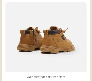 Vue arrière de bottines Martin jaunes pour enfants avec fermeture éclair latérale et semelle