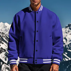 Détail d'une veste de baseball rétro américaine bleue devant des montagnes enneigées