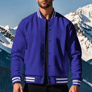 Détail d'une veste teddy bleue pour homme avec rayures blanches sur fond de montagne