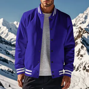 Détail d'un blouson teddy bleu pour homme avec col montant rayé et boutons pression.