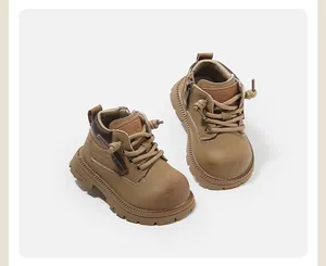 Vue détaillée de bottines marron pour tout-petits avec semelles antidérapantes et lacets.