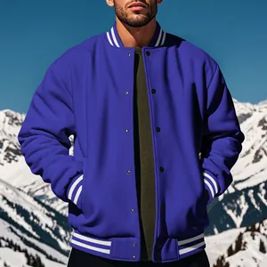Vue détaillée d'une veste de baseball en polaire bleue pour hommes avec bords-côtes rayés blancs