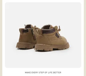 Détail arrière des bottines brunes pour bambins avec zip latéral et semelle antidérapante