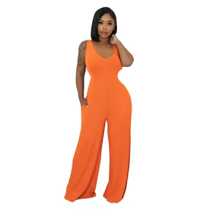 Detailansicht dieses leuchtend orangefarbenen ärmellosen Overalls mit Rippenmuster