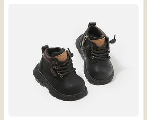 Vue détaillée de bottines Martin noires antidérapantes pour enfants avec accents marrons