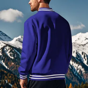 Vue arrière d'un blouson teddy bleu rétro avec rayures blanches dans un paysage enneigé