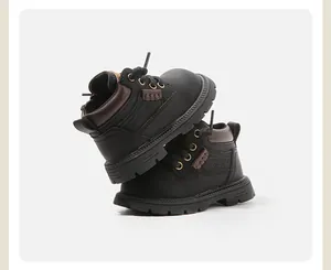 Détail latéral de bottines Martin noires pour enfants avec col marron et semelle antidérapante
