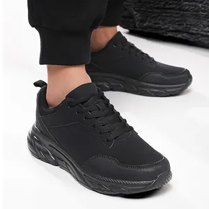 Κοντινό πλάνο κομψών μαύρων sneakers από συνθετικό δέρμα με ασφαλές δέσιμο