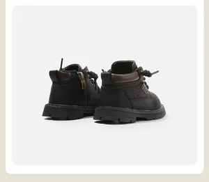 Vue détaillée de bottines noires pour enfants avec fermetures éclair latérales et semelles épaisses