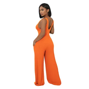 Rückansicht eines leuchtend orangen, gerippten ärmellosen Jumpsuits mit weitem Bein.
