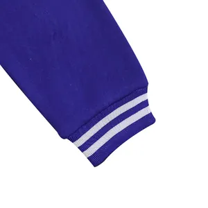 Gros plan détaillé sur le poignet côtelé rayé d'un blouson teddy vintage bleu marine