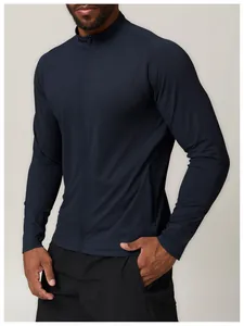 Detailopname van het donkerblauwe herensportjack met opstaande kraag en ritssluiting.