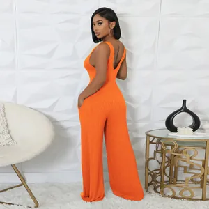 Modischer orangefarbener ärmelloser Jumpsuit aus Rippstrick mit tiefem V-Rücken.