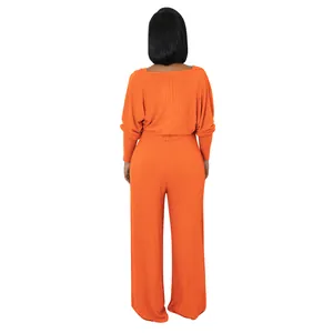 Rückansicht eines orangefarbenen, gerippten, langärmeligen Jumpsuits für Damen