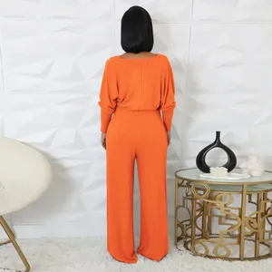 Rückansicht eines orangefarbenen, gerippten zweiteiligen Jumpsuit-Sets mit langärmeligem Bolero.