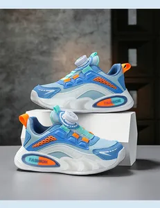 Vista detallada de zapatillas azules transpirables para niño con sistema de cierre rotativo.