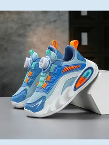 Zapatillas infantiles azules y blancas con detalles naranjas y cierre de rueda rápido.