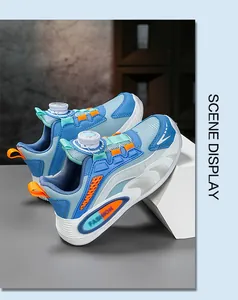 Detalle de zapatillas azules para niño con sistema de cierre de rosca