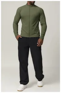 Detailweergave van de olijfgroene heren sportjas met opstaande kraag en broek.