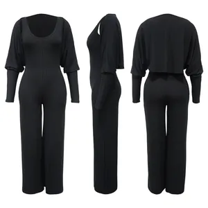 Detailansicht eines schwarzen Rippstrick-Jumpsuits mit Vorder-, Seiten- und Rückansicht