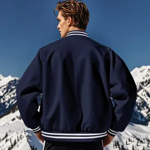Vue arrière détaillée d'une veste d'étudiant bleu marine pour hommes en haute montagne