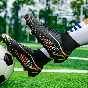Professionelle Detailansicht schwarzer High-Top-Fußballschuhe mit orangen Mustern.
